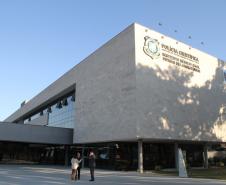 Fachada da sede da Polícia Científica, em Curitiba