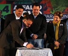 Gov. Carlos Massa Ratinho Junior, secretario de estado da seguranca publica, Wagner Mesquita e demais autoridades, assinam convênio para construção da sede da polícia científica e centro de anatomia. Ponta Grasso, 30/05/2022 Foto: Ricardo almeida/SESP