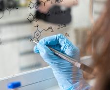 Cientistas são a fonte de maior confiança para os paranaenses, aponta pesquisa inédita
