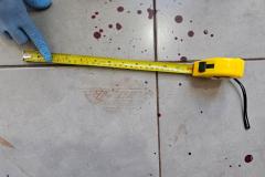 Polícia Científica identifica suspeito de homicídio pela pegada com sangue no chão