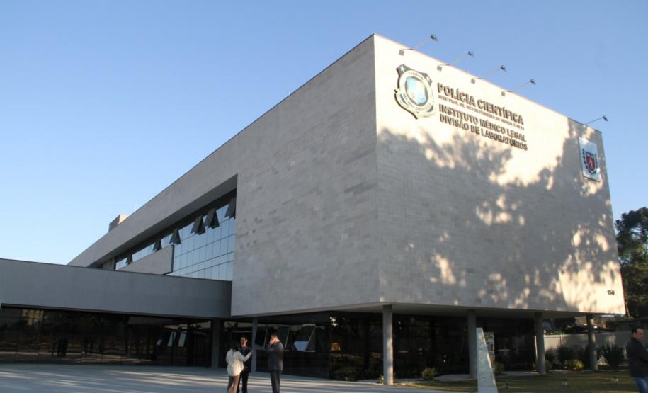 Fachada da sede da Polícia Científica, em Curitiba