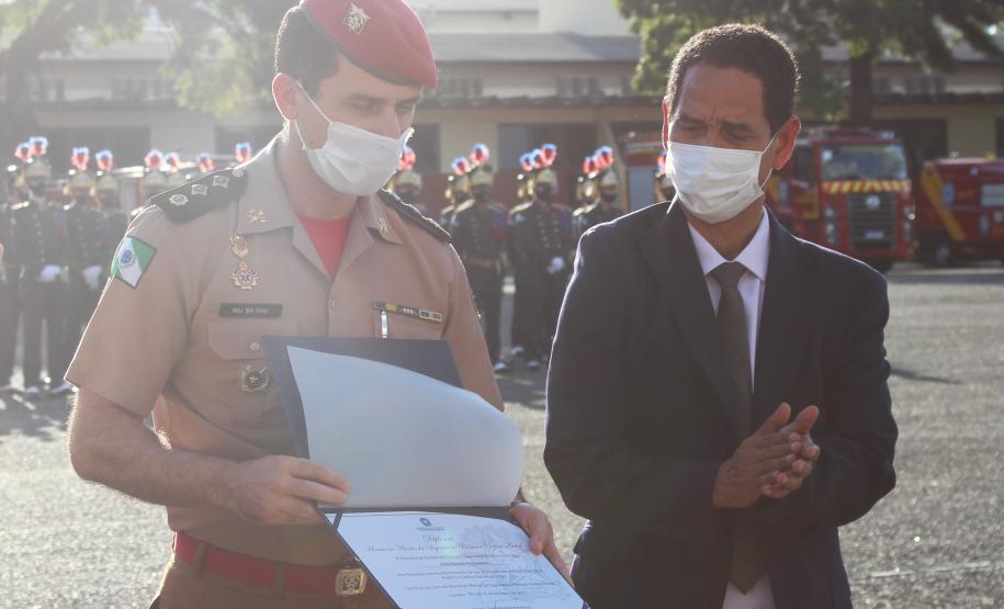 Profissionais de segurança pública são homenageados pelo ministro André Mendonça na APMG, em São José dos Pinhais