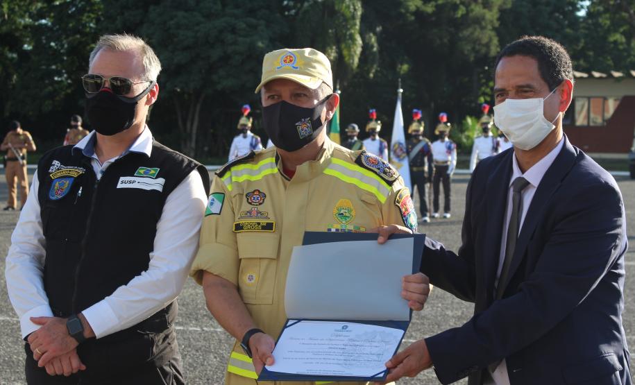 Profissionais de segurança pública são homenageados pelo ministro André Mendonça na APMG, em São José dos Pinhais