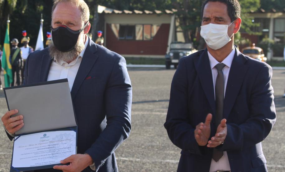 Profissionais de segurança pública são homenageados pelo ministro André Mendonça na APMG, em São José dos Pinhais