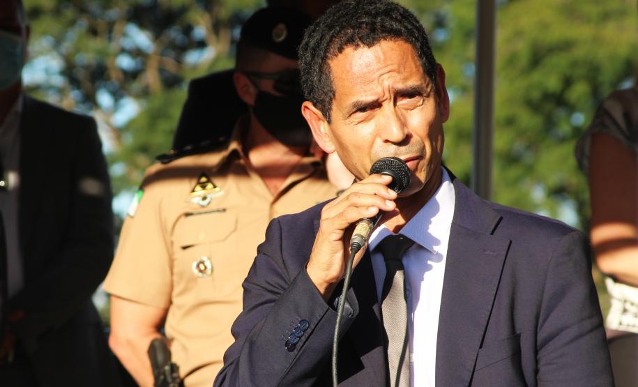 Profissionais de segurança pública são homenageados pelo ministro André Mendonça na APMG, em São José dos Pinhais