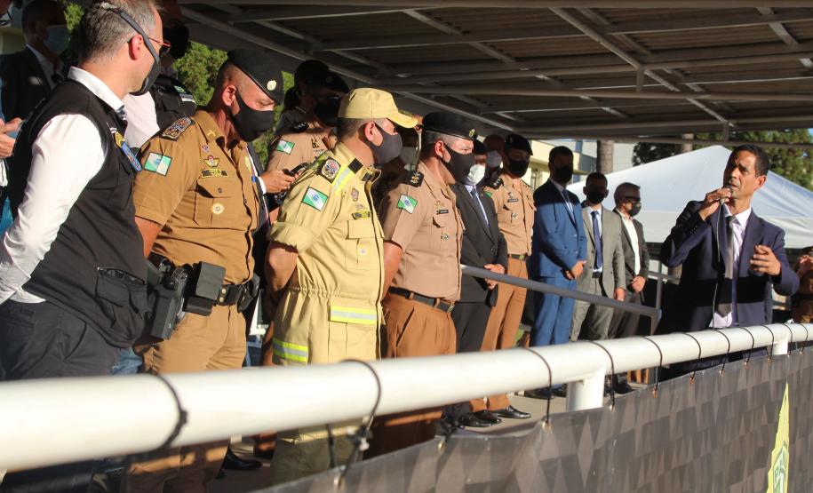 Profissionais de segurança pública são homenageados pelo ministro André Mendonça na APMG, em São José dos Pinhais