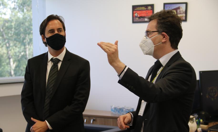 Secretário Nacional de Política sobre drogas visita sede da Polícia Científica do Paraná