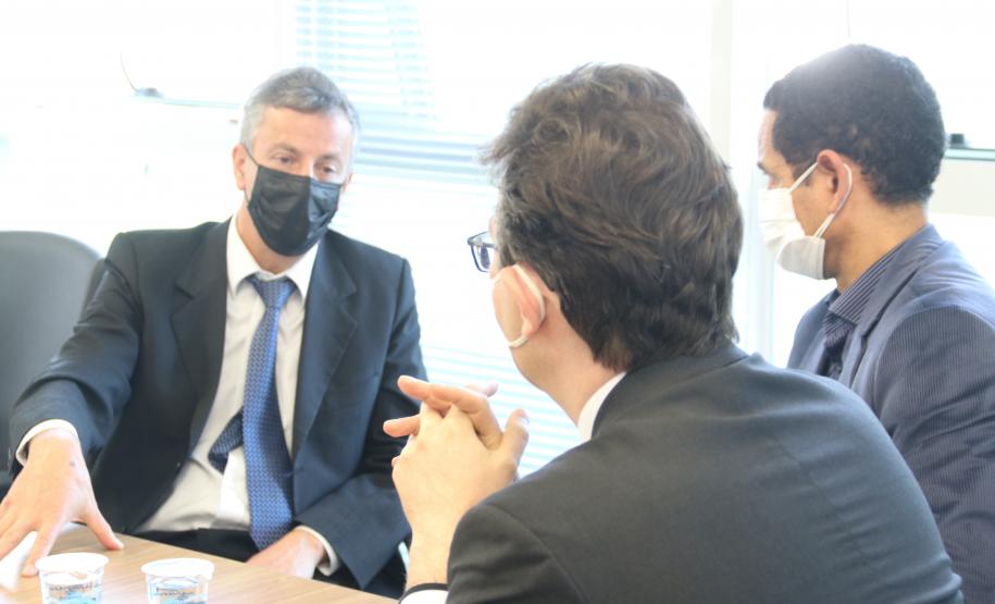 Secretário Nacional de Política sobre drogas visita sede da Polícia Científica do Paraná