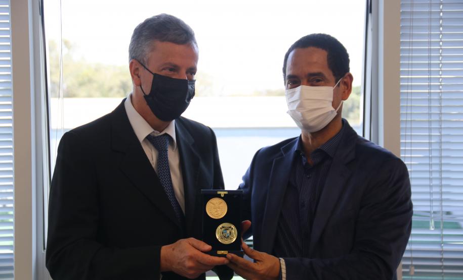 Secretário Nacional de Política sobre drogas visita sede da Polícia Científica do Paraná