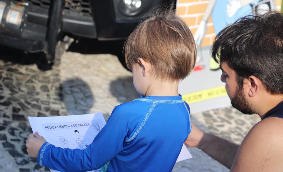 Na praia, atividades para crianças mostram a importância da ciência na solução de crimes