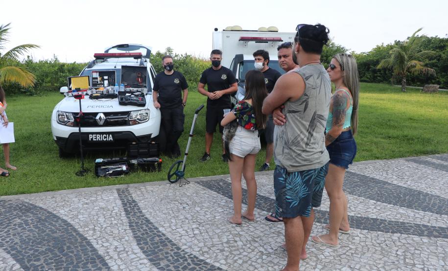 Exposição de equipamentos da Polícia Científica atrai público em Matinhos