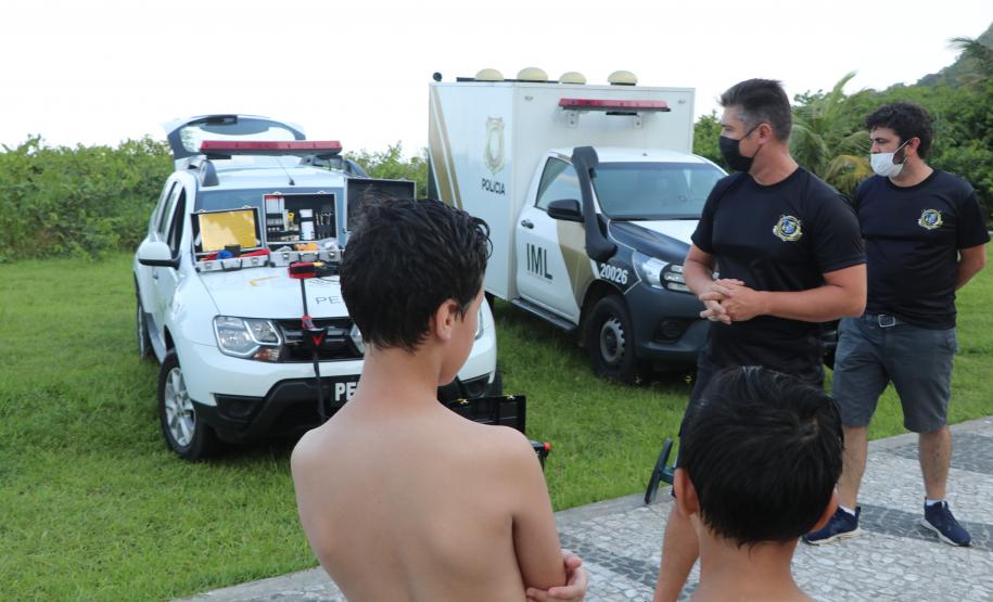 Exposição de equipamentos da Polícia Científica atrai público em Matinhos