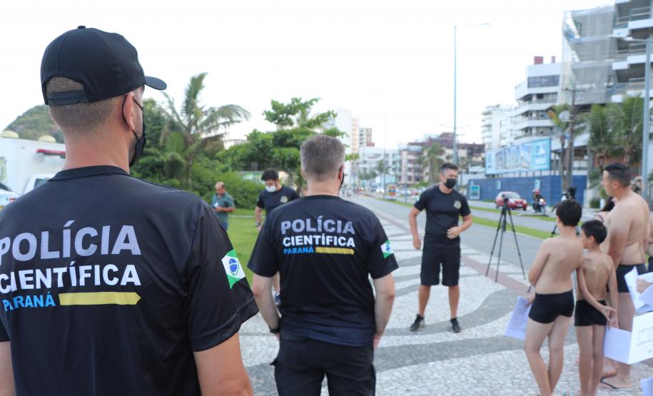 Exposição de equipamentos da Polícia Científica atrai público em Matinhos