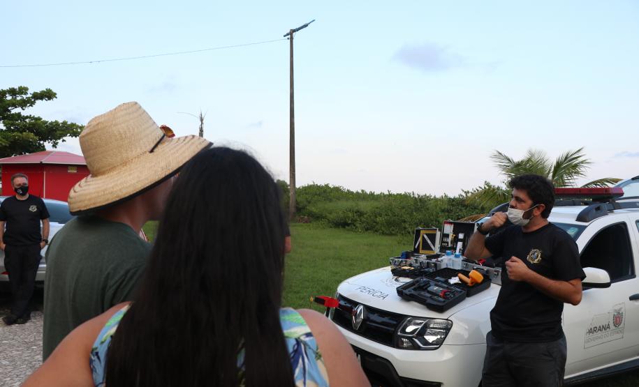 Exposição de equipamentos da Polícia Científica atrai público em Matinhos