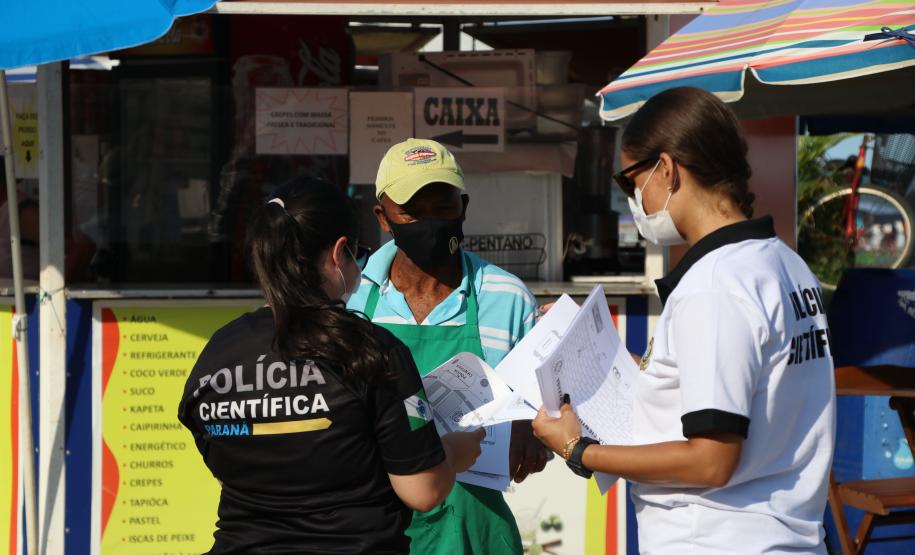 Na praia, atividades para crianças mostram a importância da ciência na solução de crimes