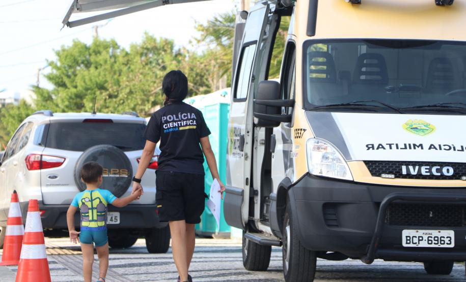 Na praia, atividades para crianças mostram a importância da ciência na solução de crimes