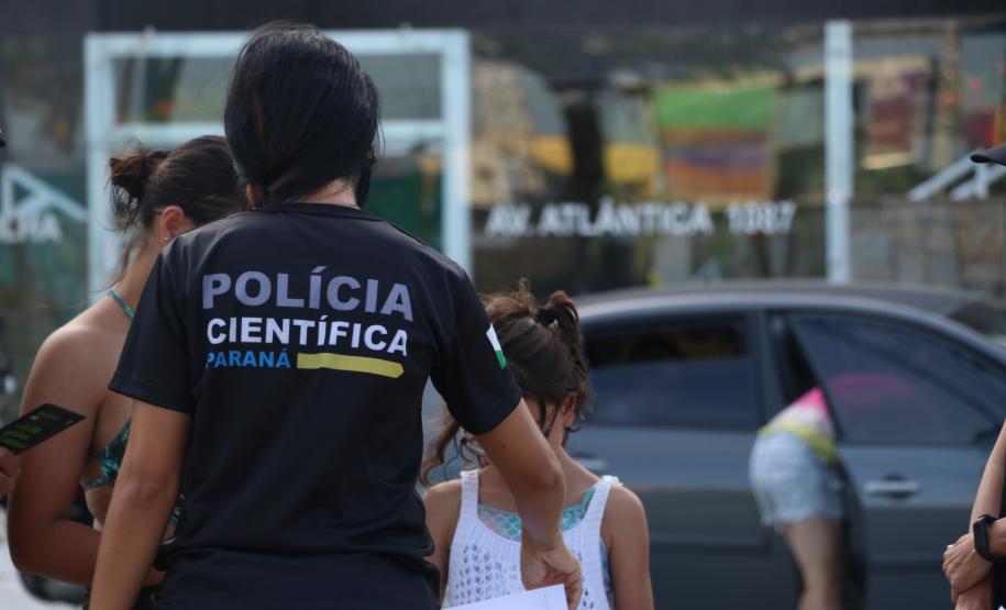 Na praia, atividades para crianças mostram a importância da ciência na solução de crimes