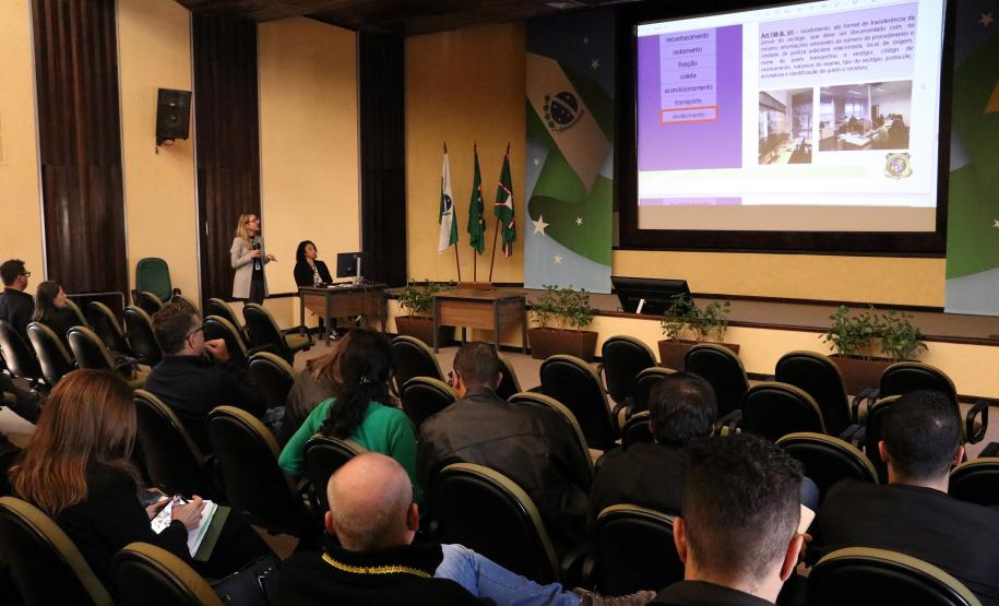 O secretário de segurança pública, delegado Wagner Mesquita acompanhado pelo diretor da polícia científica, Luiz Rodrigo Grochocki e pela chefe da sessão de protocolos de custódia de vestígios, durante o curso de capacitação para os gestores da polícia científica do estado. Curitiba, 26/05/2022 Foto: Ricardo Almeida/SESP