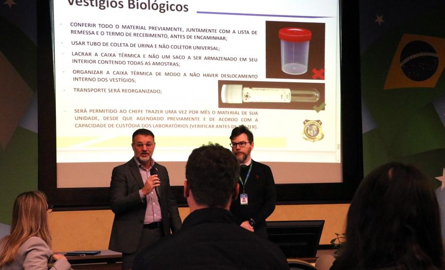 O secretário de segurança pública, delegado Wagner Mesquita acompanhado pelo diretor da polícia científica, Luiz Rodrigo Grochocki durante o curso de capacitação para os gestores da polícia científica do estado. Curitiba, 26/05/2022 Foto: Ricardo Almeida/SESP