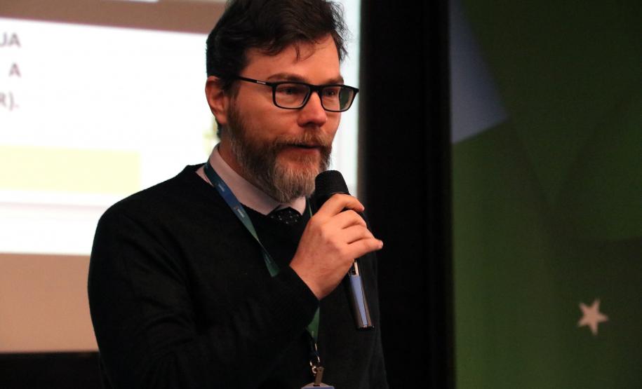 O secretário de segurança pública, delegado Wagner Mesquita acompanhado pelo diretor da polícia científica, Luiz Rodrigo Grochocki e pela chefe da sessão de protocolos de custódia de vestígios, durante o curso de capacitação para os gestores da polícia científica do estado. Curitiba, 26/05/2022 Foto: Ricardo Almeida/SESP