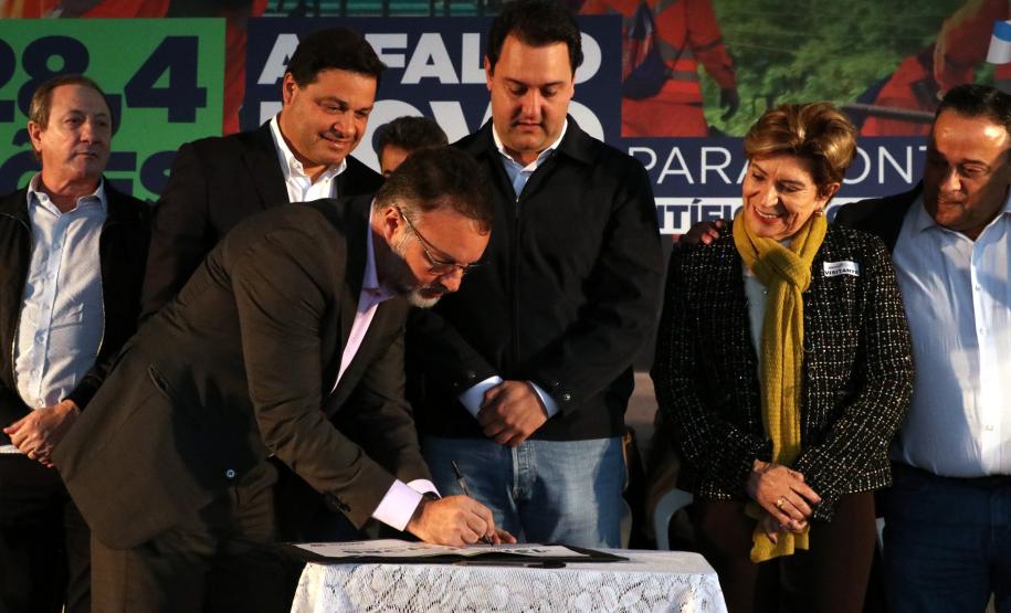 Gov. Carlos Massa Ratinho Junior, secretario de estado da seguranca publica, Wagner Mesquita e demais autoridades, assinam convênio para construção da sede da polícia científica e centro de anatomia. Ponta Grasso, 30/05/2022 Foto: Ricardo almeida/SESP