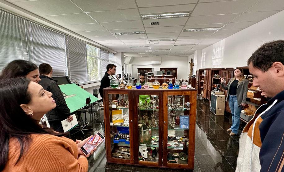 Servidores da Sesp visitam unidades da Polícia Científica em Curitiba