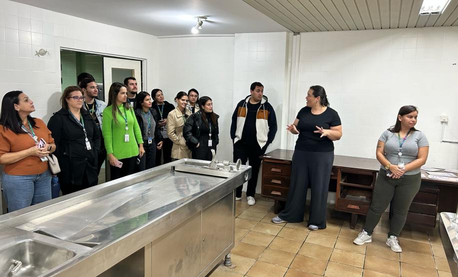 Servidores da Sesp visitam unidades da Polícia Científica em Curitiba