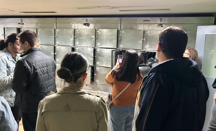 Servidores da Sesp visitam unidades da Polícia Científica em Curitiba