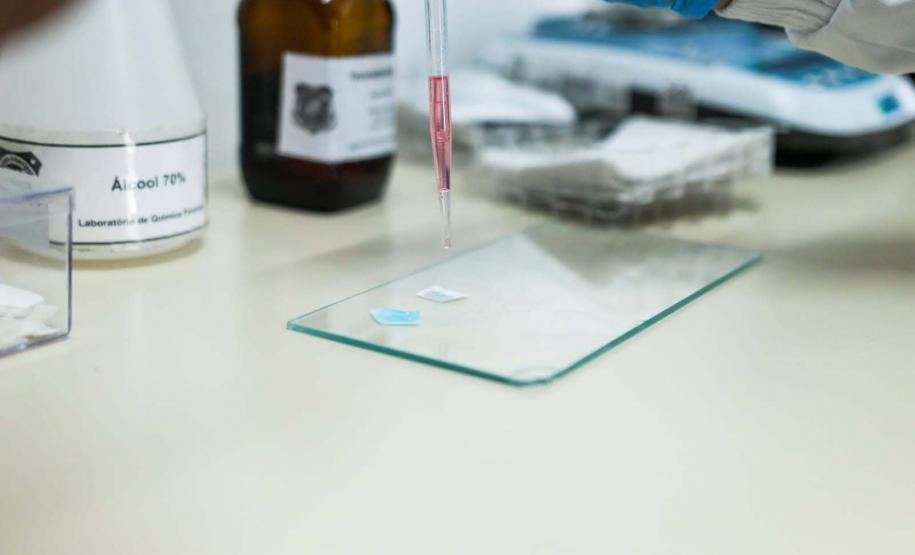 De testes de rotina às novas drogas: como a Polícia Científica identifica as substâncias apreendidas
