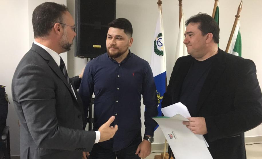 Ajudante de perícia que encontrou e devolveu 14 mil reais recebe homenagem da Polícia Científica -