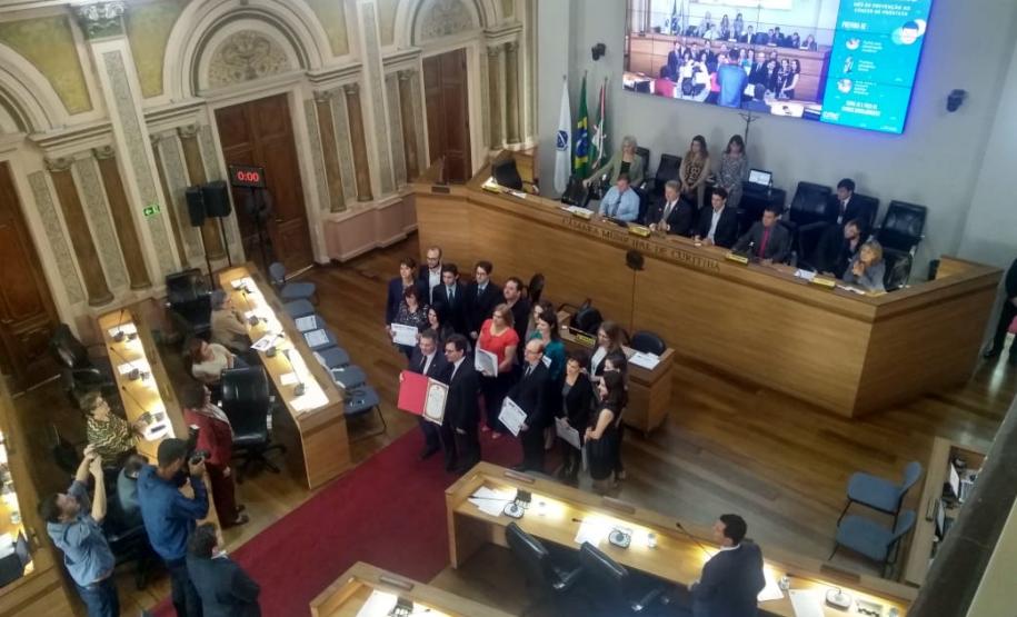Polícia Científica recebe homenagem na Câmara Municipal de Vereadores de Curitiba