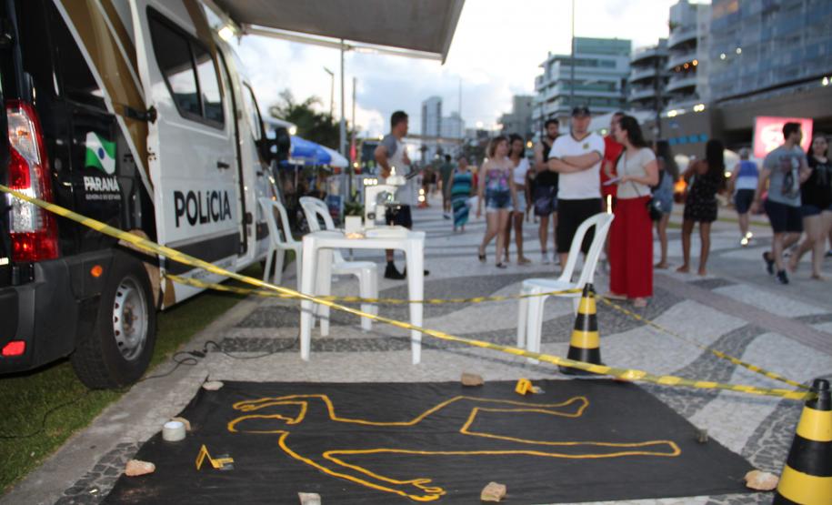 Simulação de uma cena de crime na orla da Praia de Caiobá