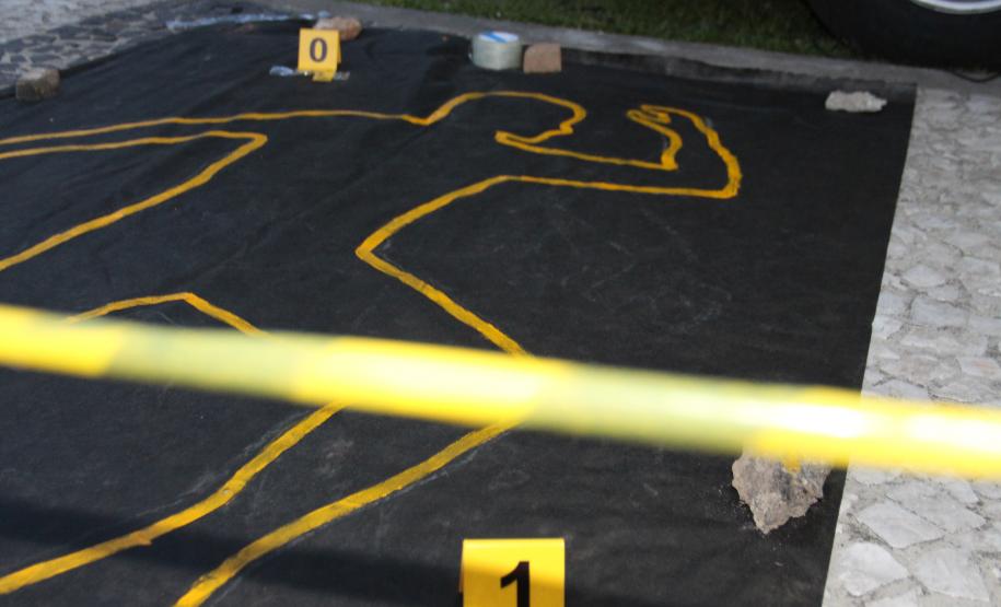 Simulação de uma cena de crime na orla da Praia de Caiobá