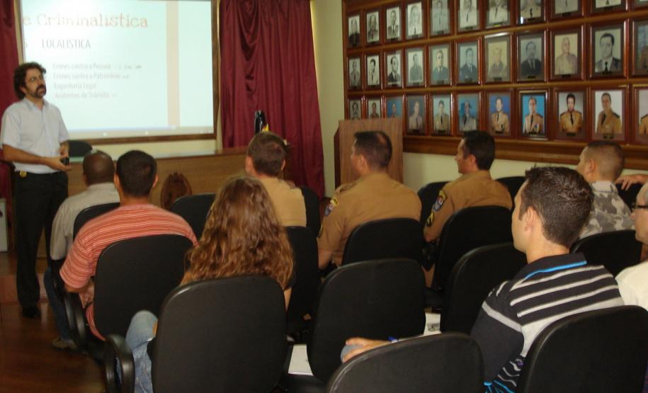 Peritos de Ponta Grossa ministram palestras a autoridades policiais Peritos de Ponta Grossa ministram palestras a autoridades policiais