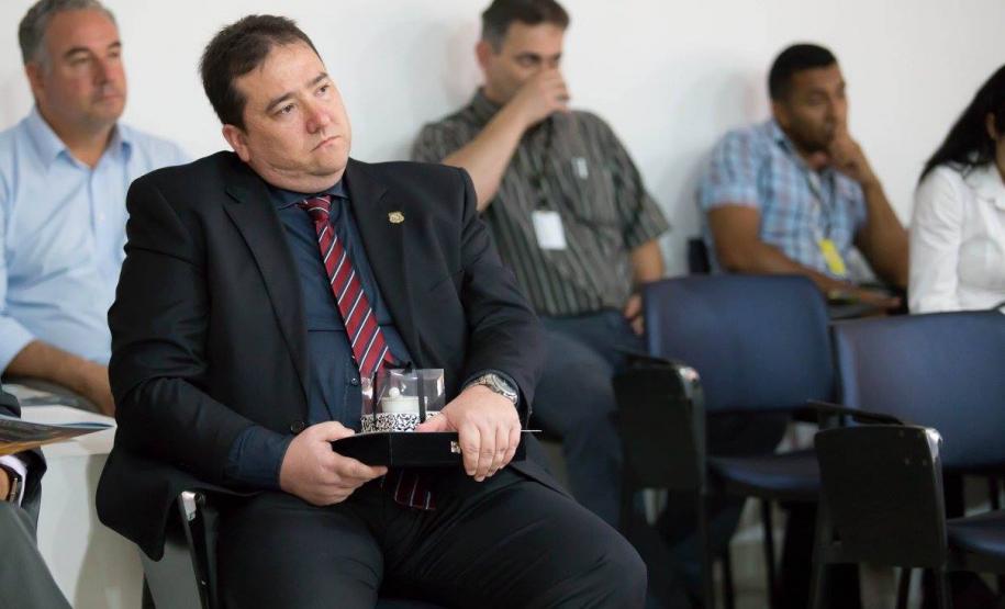 Diretor Geral da Polícia Científica do Paraná é homenageado pelo CRF-PR, no Dia do Farmacêutico.